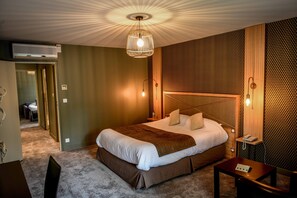 Suite junior (Appartment Pavillon) | Ropa de cama de alta calidad, minibar, escritorio y cortinas blackout