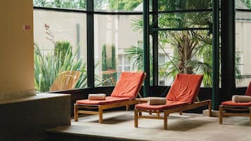 Salas de tratamiento para parejas, un sauna, una bañera de hidromasaje
