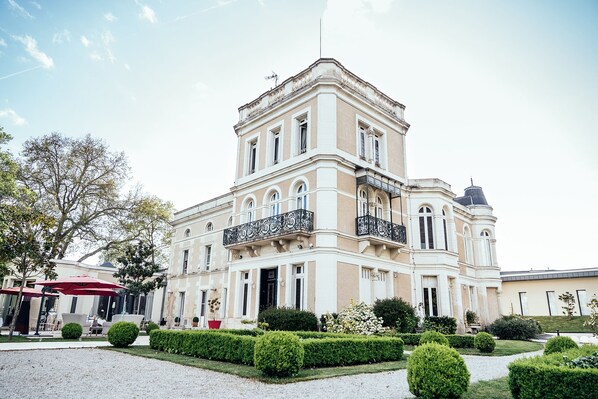 Vista frontal de la propiedad