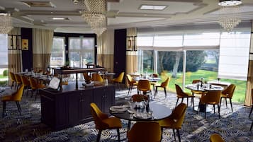 Café da manhã, almoço e jantar; culinária francesa
