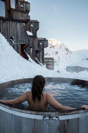 Outdoor spa tub - SOWELL COLLECTION Hôtel des Dromonts (Avoriaz)
