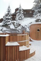 Un sauna, una bañera de hidromasaje, baño turco