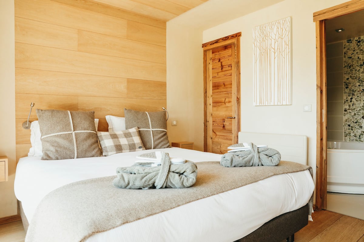 Suite (Vue Mont Blanc) | 2 bedrooms, minibar, in-room safe, individually decorated