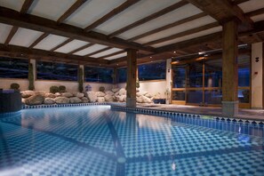 Indoor pool, sun loungers - Les Grands Montets Hôtel & Spa (Chamonix-Mont-Blanc)