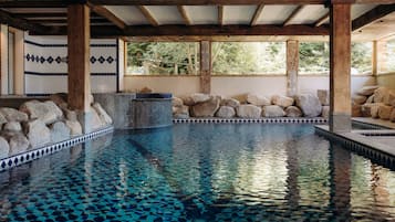 Piscina interna, espreguiçadeiras