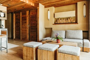 Suite (Vue Mont Blanc) | Living area | 32-inch flat-screen TV with digital channels, TV, books