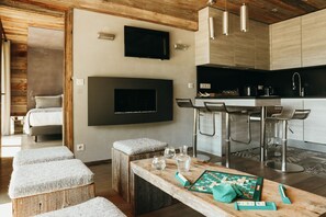 Suite (Vue Mont Blanc) | Living area | 32-inch flat-screen TV with digital channels, TV, books - Les Grands Montets Hôtel & Spa (Chamonix-Mont-Blanc)