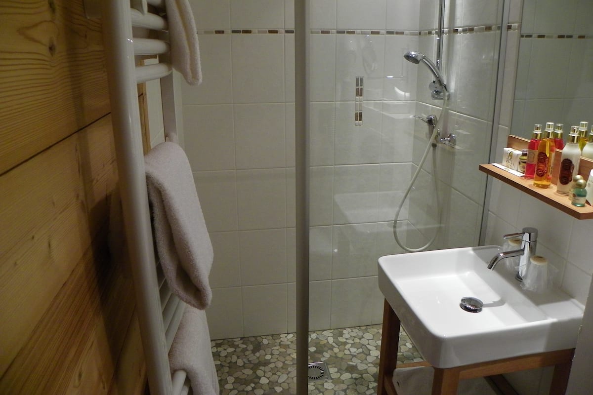 Articles de toilette gratuits, sèche-cheveux, peignoirs, chaussons