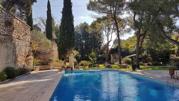 Piscina externa sazonal, funciona das 8h30 às 20h, espreguiçadeiras