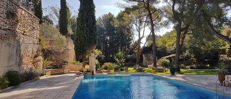 Kolam renang outdoor musiman, dengan kursi berjemur