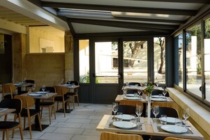 Se sirven desayunos y almuerzos; cocina local; con vista a la piscina