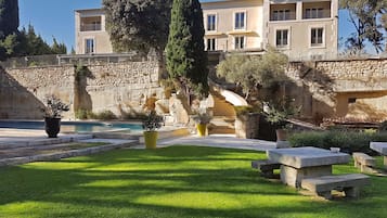 Piscine extérieure (ouverte en saison), chaises longues