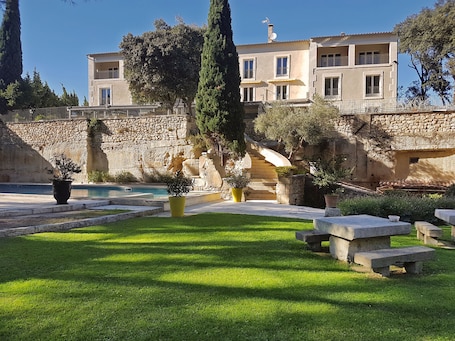 Una piscina al aire libre de temporada, sillones reclinables de piscina