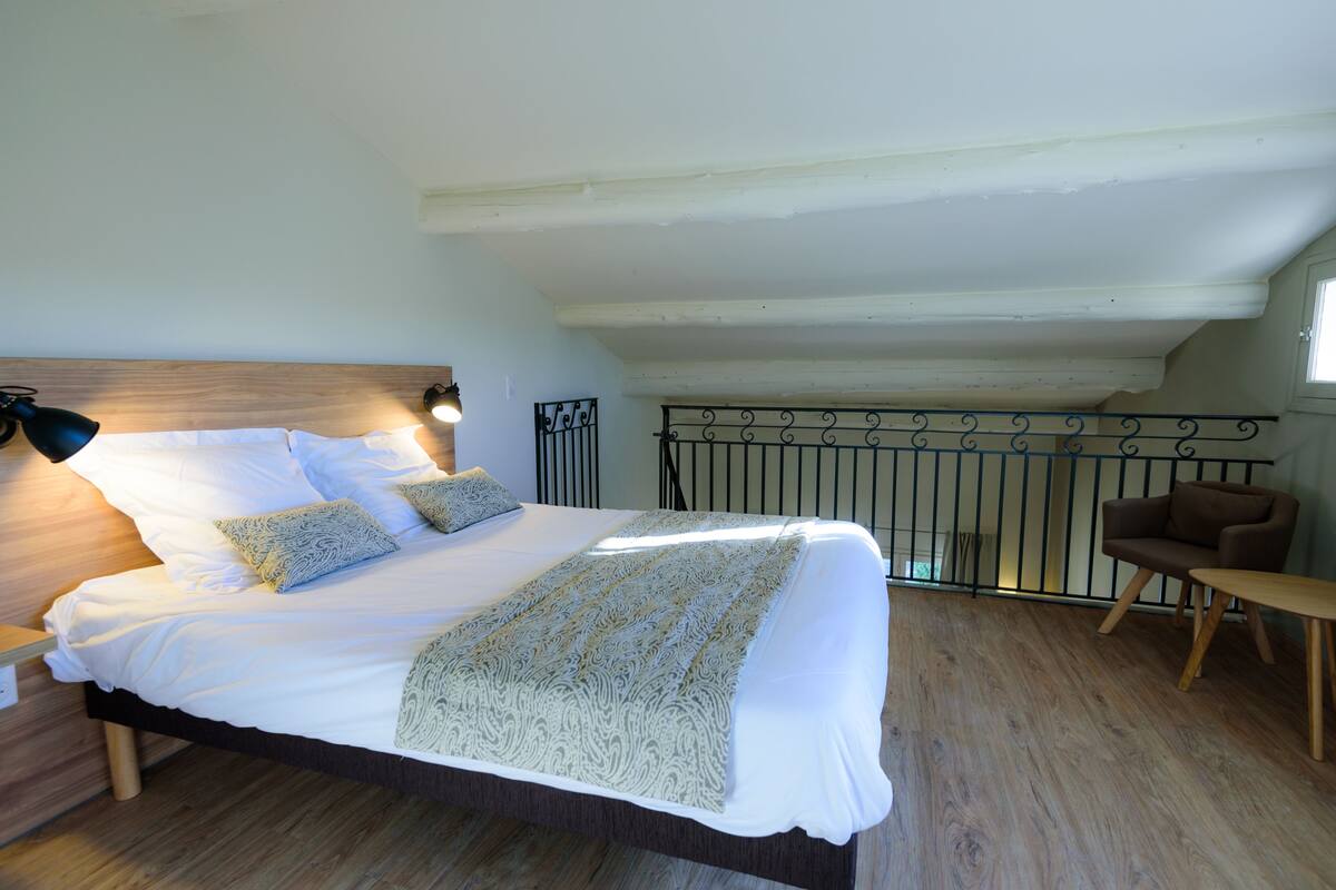 Classic Duplex, 2 Bathrooms, Garden View | Peti besi dalam bilik, kalis bunyi, Wi-fi percuma 