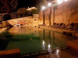 Fachada de la propiedad por la tarde o noche