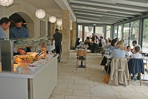 Breakfast, lunch and dinner served - Hôtel Belesso (Fontvieille)