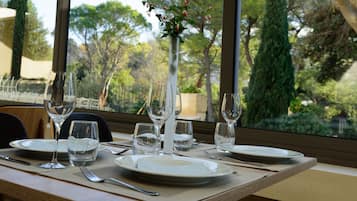 Se sirven desayunos y almuerzos; cocina local; con vista a la piscina