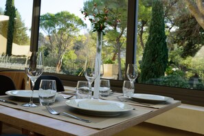 Frokost, lunsj og middag serveres, lokale retter, utsikt mot bassenget 