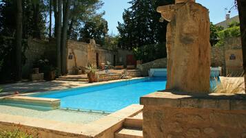 Piscina externa sazonal, funciona das 8h30 às 20h, espreguiçadeiras