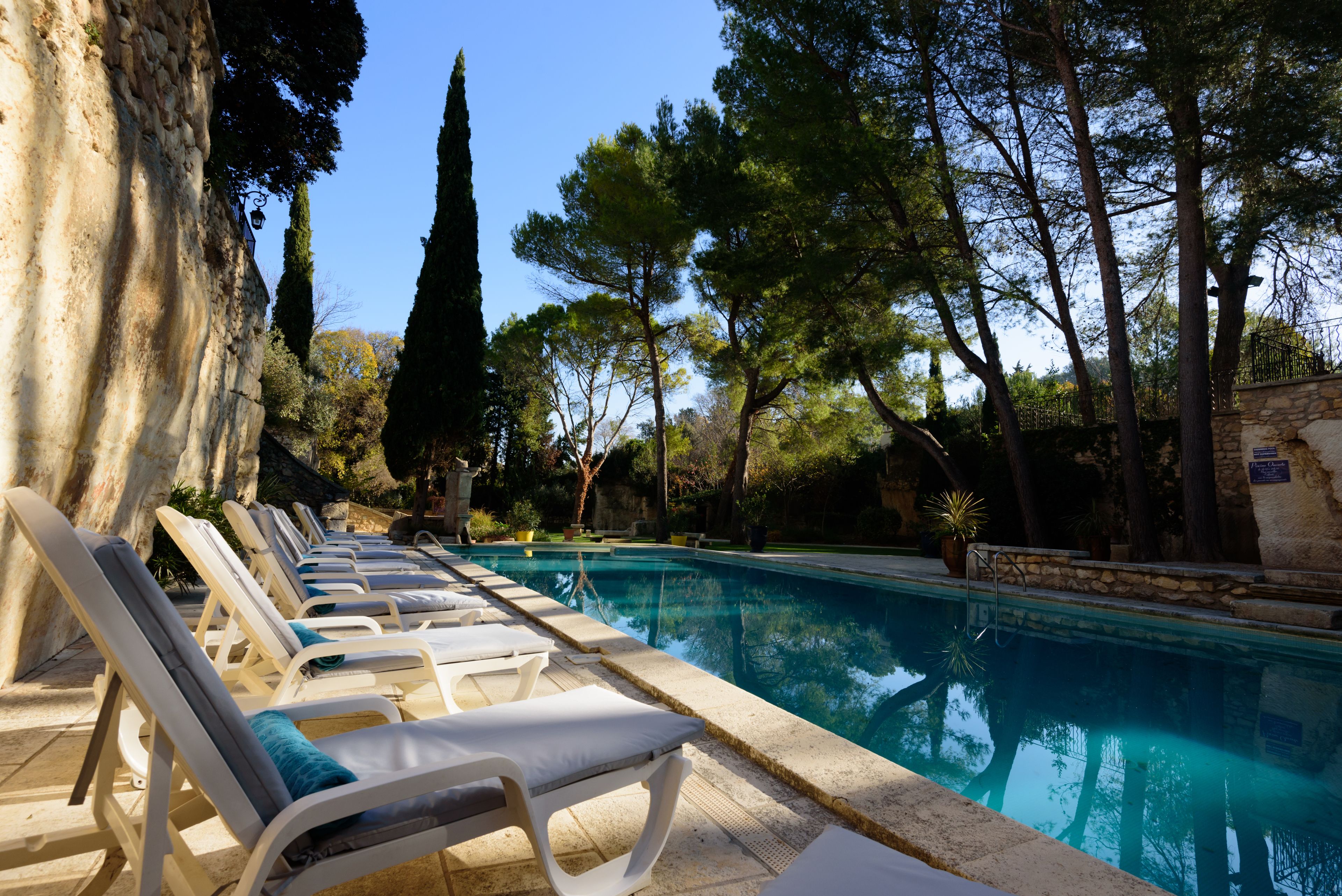 季节性开放的室外游泳池，08:30 至 20:00 开放，日光浴躺椅