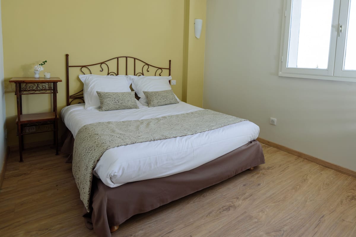 Habitación individual económica, 1 cama matrimonial | Caja de seguridad en la habitación y decoración personalizada