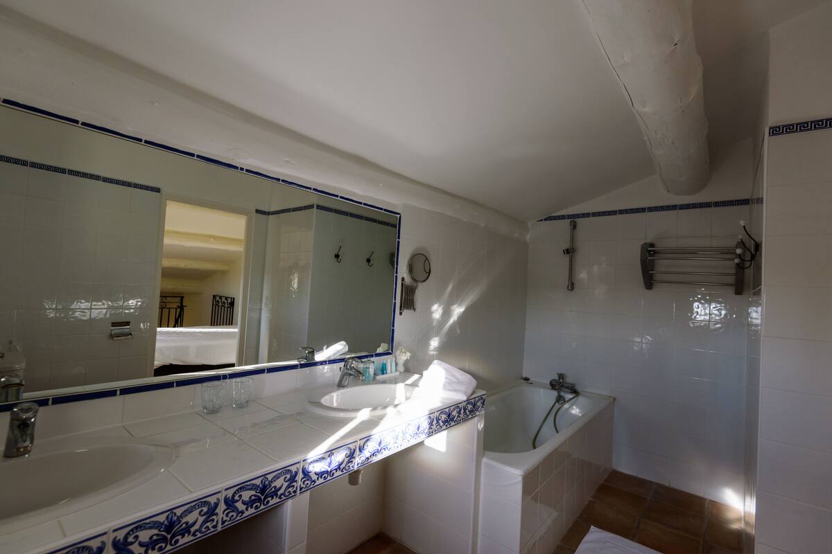 classic duplex, 2 bathrooms, garden view | bathroom | free toiletries, hair dryer, towels