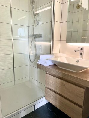 Habitación Confort | Baño | Amenidades de baño gratuitas, secadora de cabello, toallas 