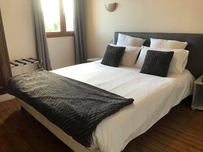 Comfort Room | Premium bedding, desk, free WiFi