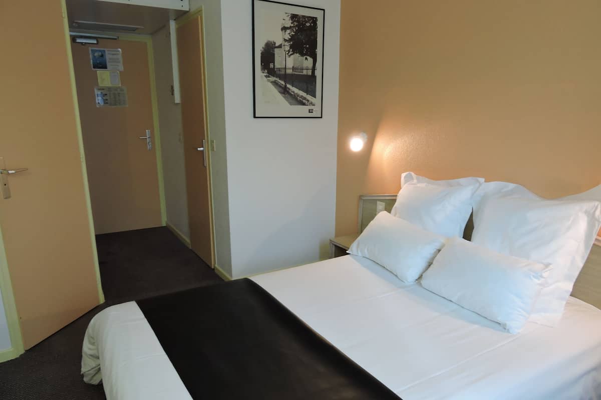 Ropa de cama de alta calidad, escritorio y cortinas blackout