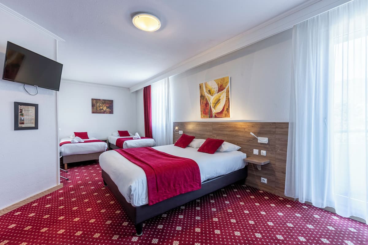 Vierpersoonskamer | Geluiddichte muren, babybedden, extra bedden, gratis wifi