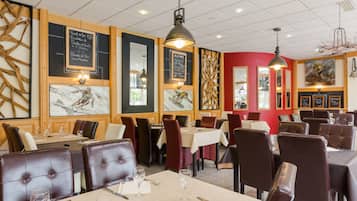 Frukost och lunch serveras, njut av de goda smakerna från franska köket.