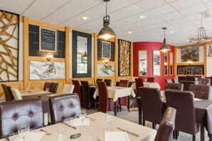 Breakfast, lunch, dinner served; French cuisine 