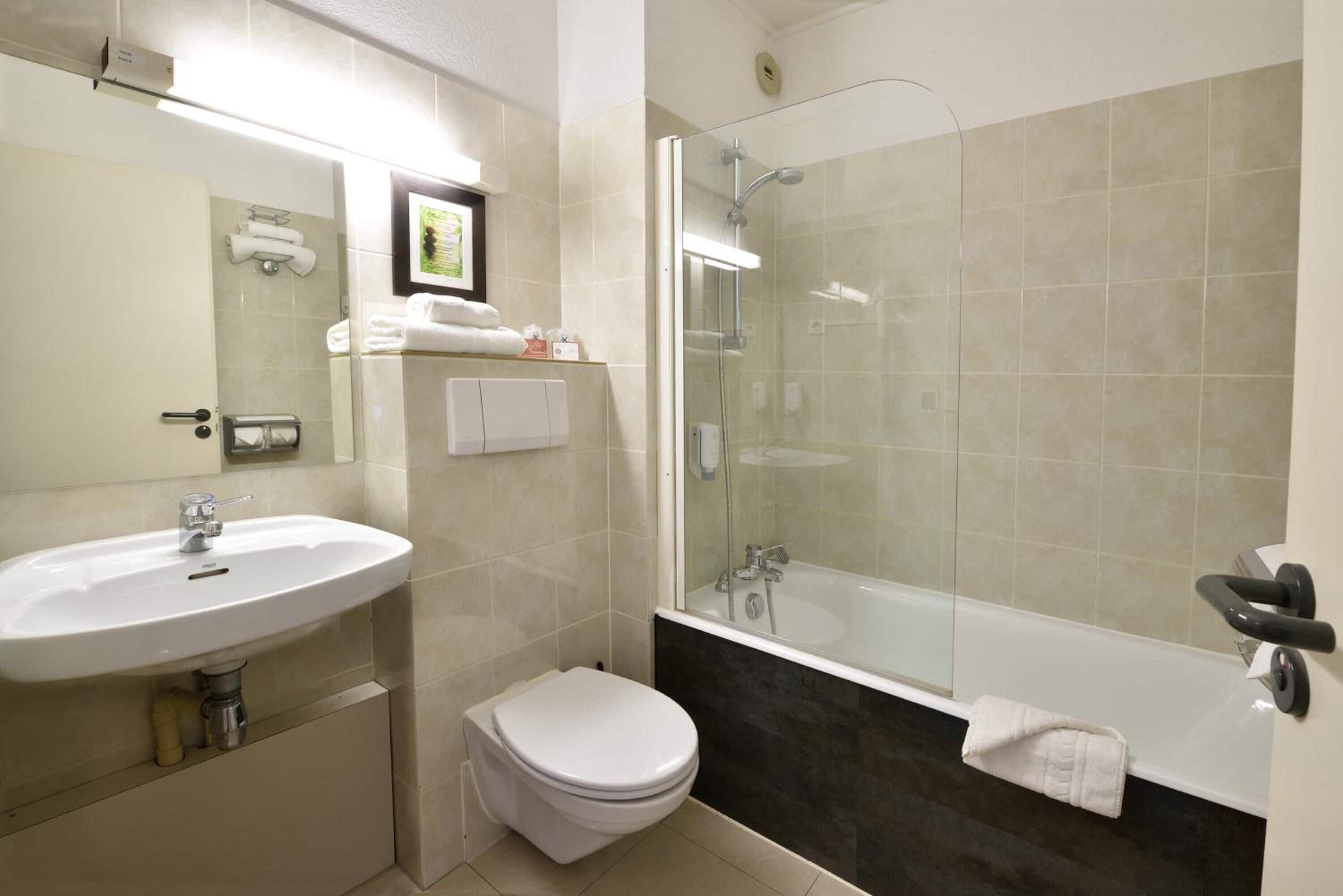 Comfort Double Room | Bathroom | Free toiletries, hair dryer, towels, soap