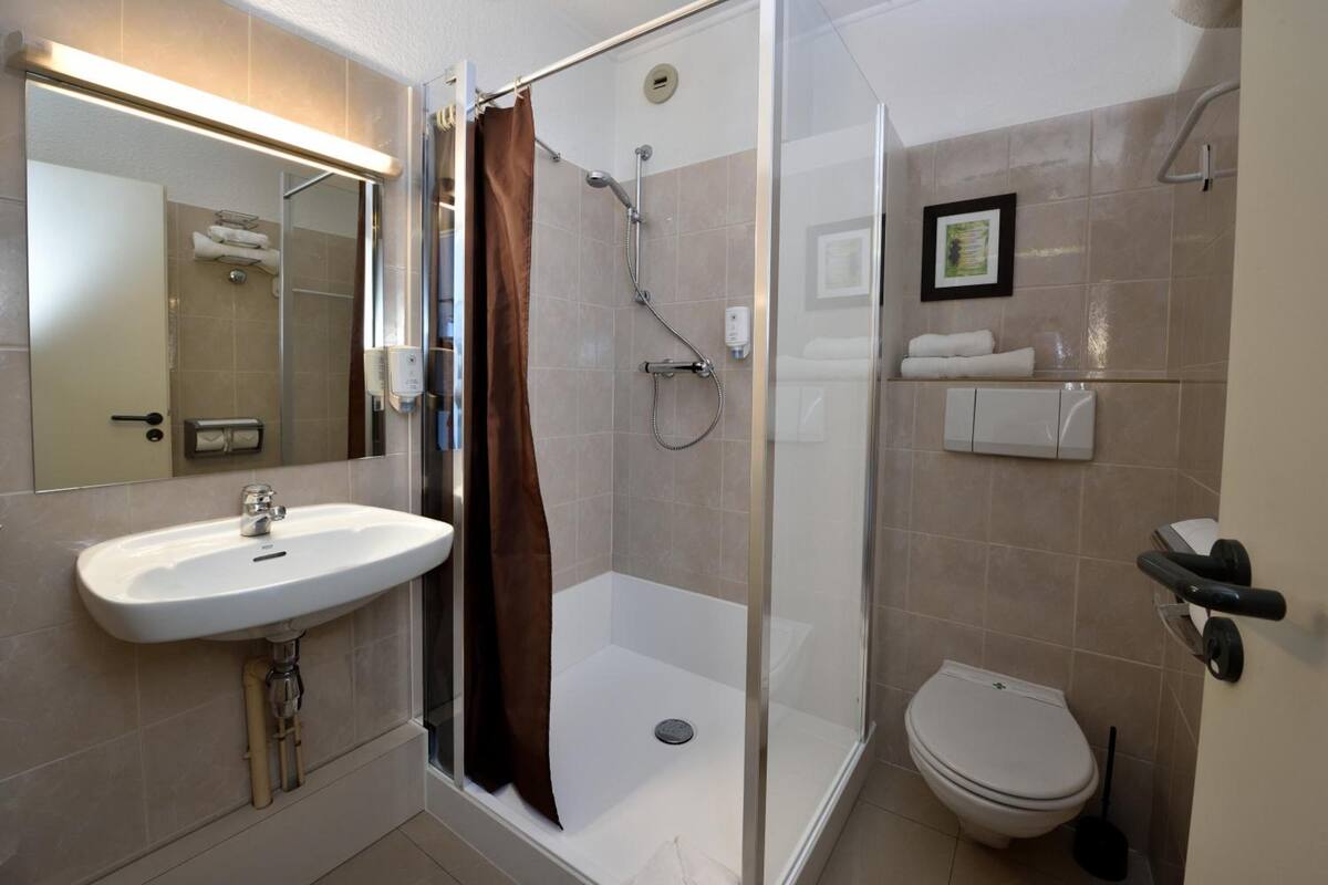 comfort double room | bathroom | free toiletries, hair dryer, towels