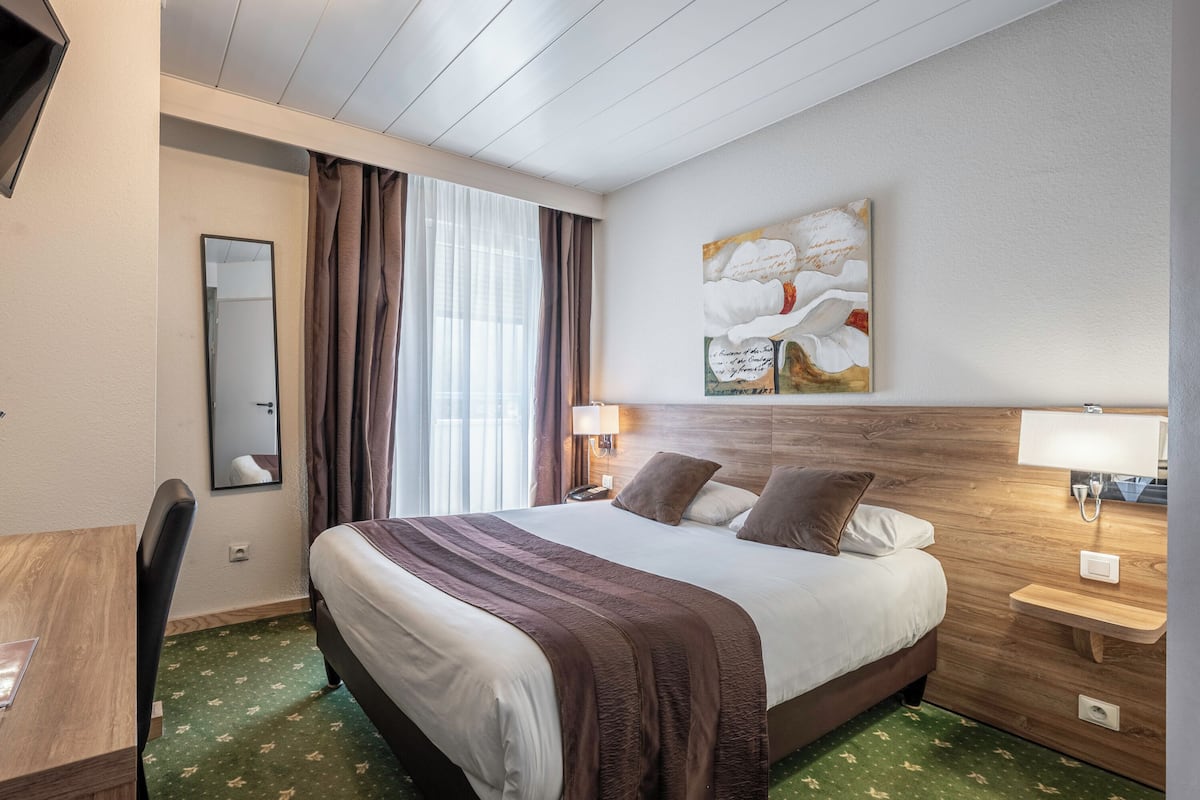Traditionele tweepersoonskamer | Geluiddichte muren, babybedden, extra bedden, gratis wifi