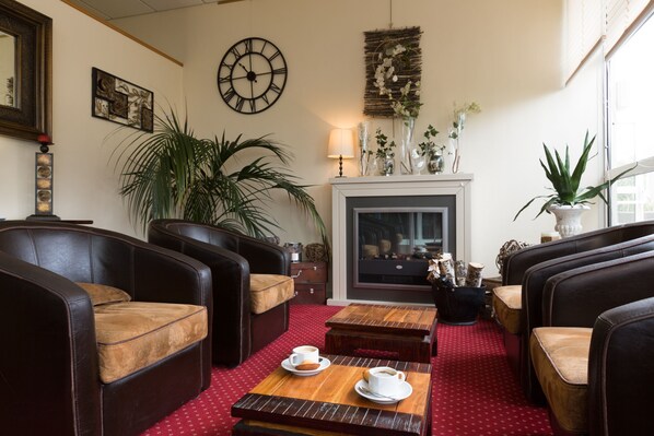 22-inch flat-screen TV with satellite channels, TV - The Originals City, Hôtel du Faucigny, Cluses Ouest (Scionzier)