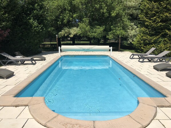 Piscine extérieure (ouverte en saison), chaises longues