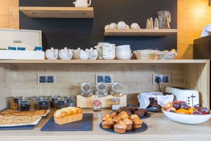 Petit déjeuner, déjeuner et dîner servis sur place
