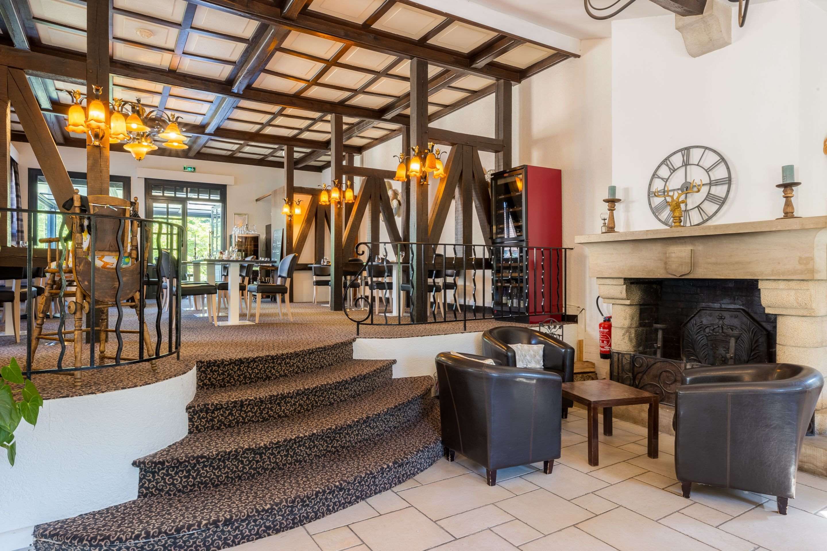 Petit déjeuner, déjeuner et dîner servis sur place, vue sur le jardin