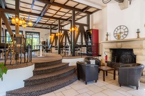 Se sirven desayunos, comidas y cocina francesa con vista al jardín