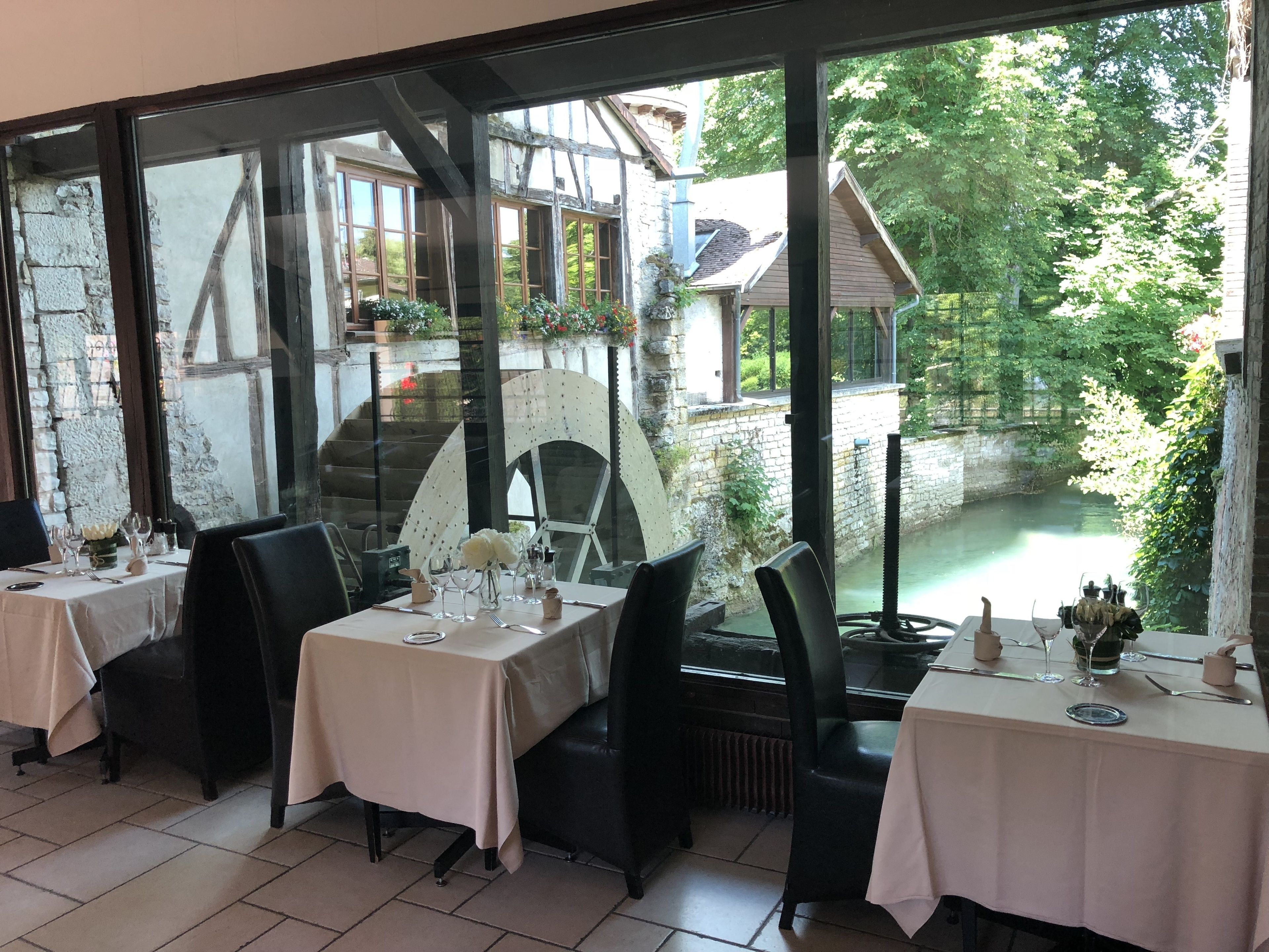Breakfast, lunch, dinner served; French cuisine, garden views 