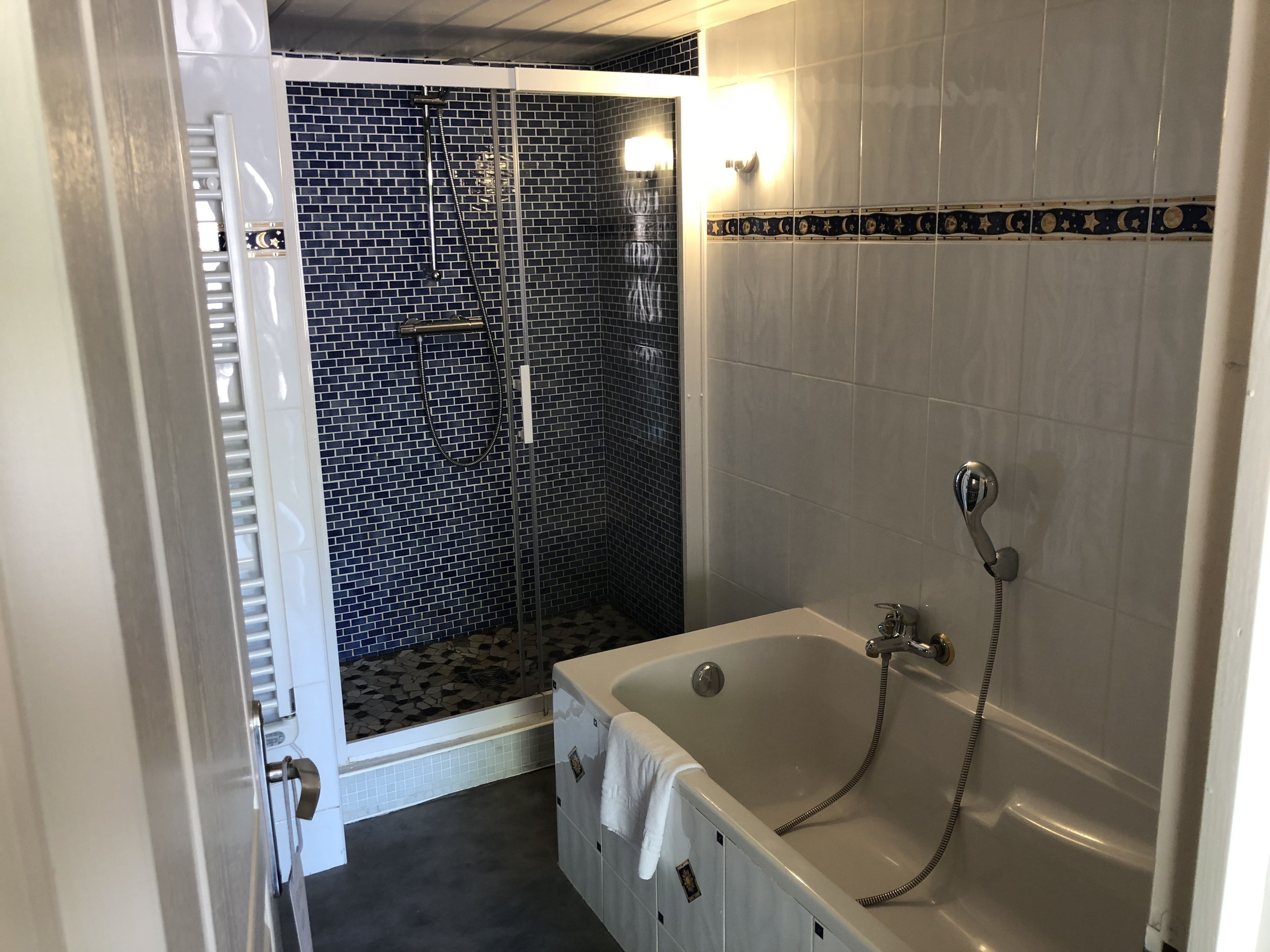 family suite | bathroom | combined shower/bathtub, free toiletries, hair dryer, towels