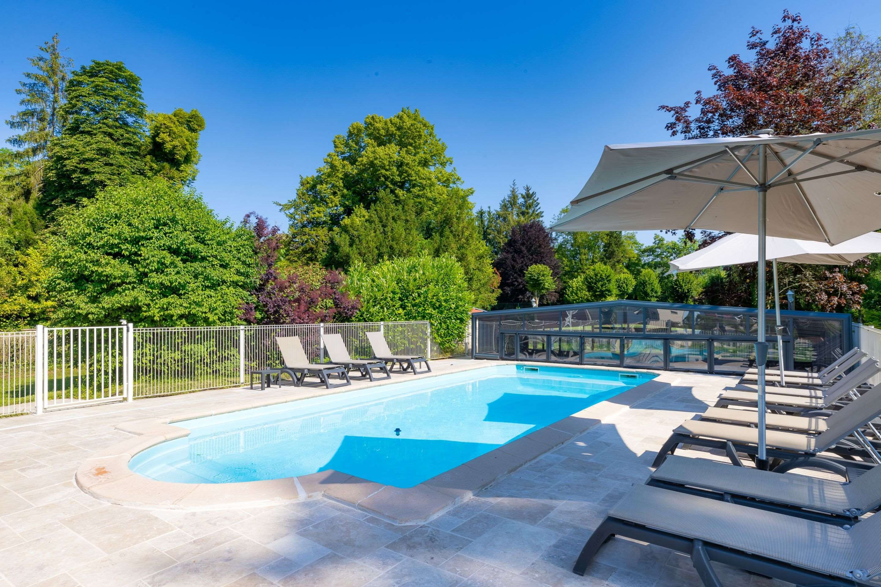 Hồ bơi ngoài trời phục vụ theo mùa, ghế dài tắm nắng 