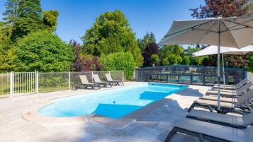 Piscine extérieure (ouverte en saison), chaises longues