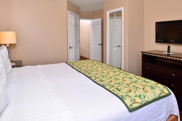 A hotel room with a bed, a TV, a dresser, and a lamp. - Le Moulin du Landion Hôtel & Spa (Dolancourt)