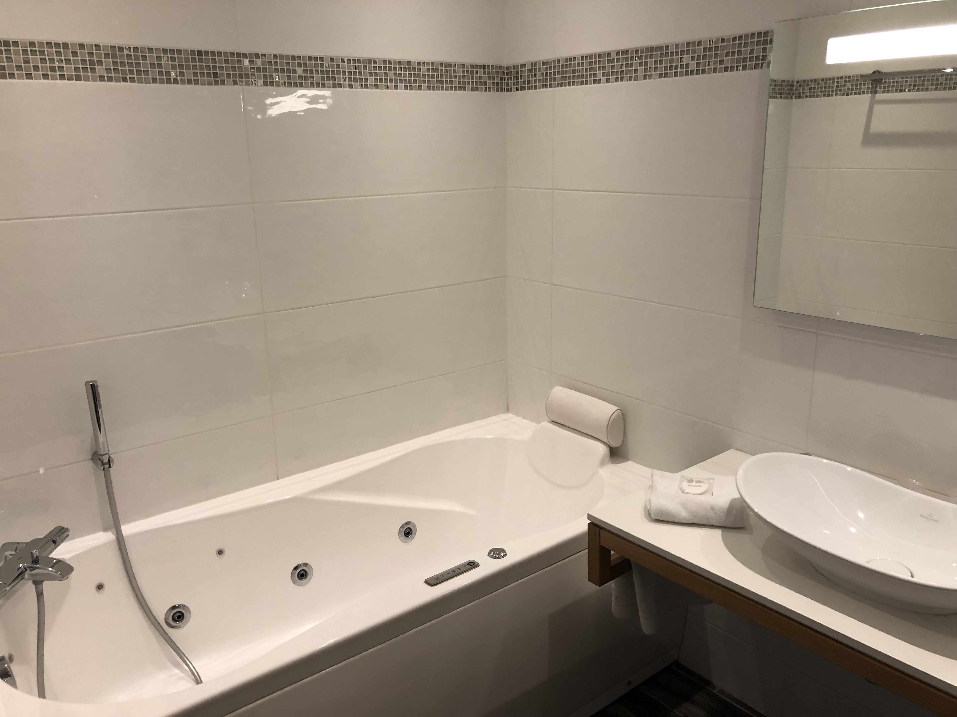 junior suite | deep-soaking bathtub