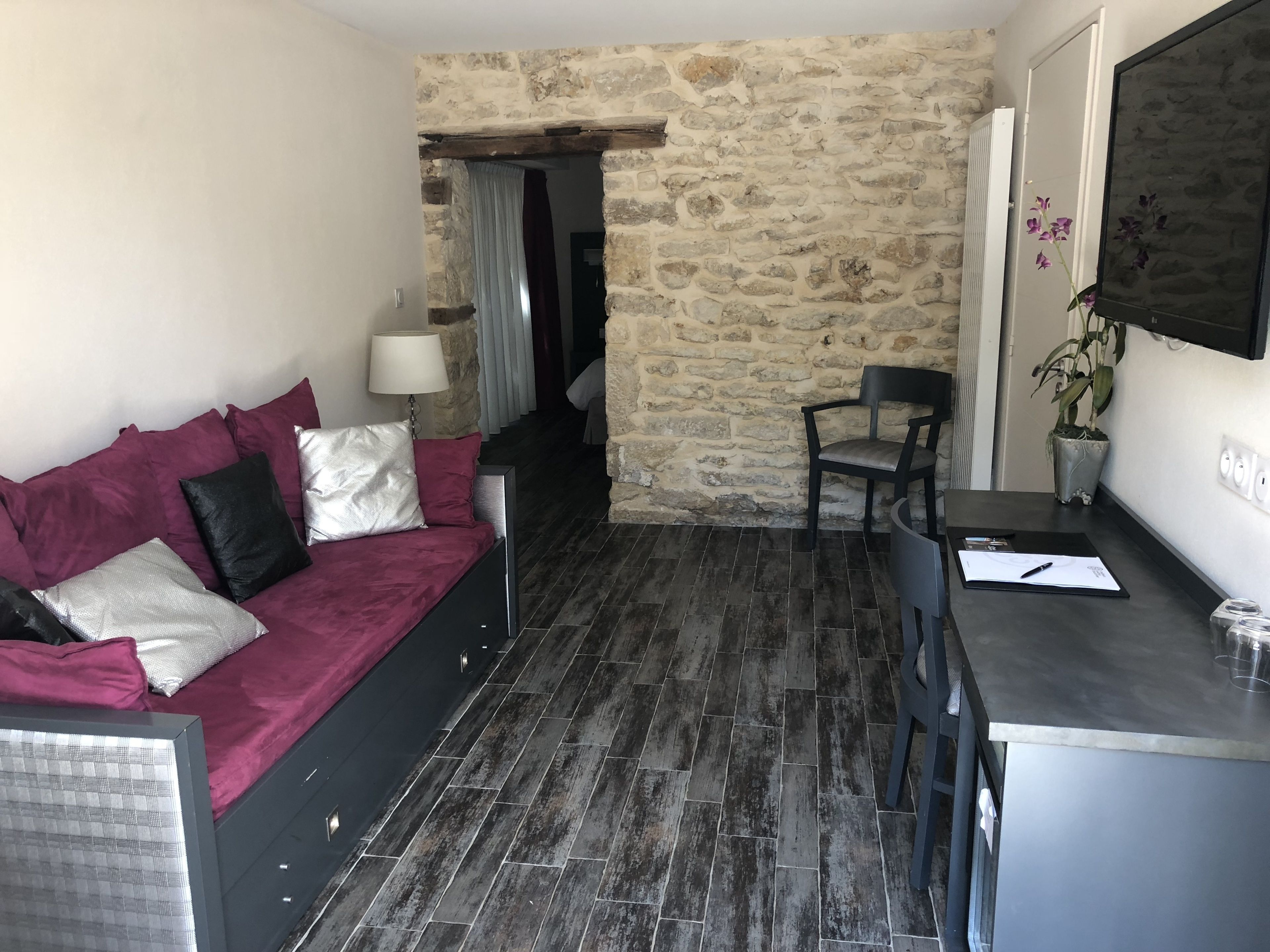 junior suite | minibar, individually decorated, desk, soundproofing