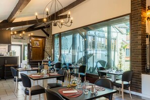 Petit déjeuner, déjeuner et dîner servis sur place