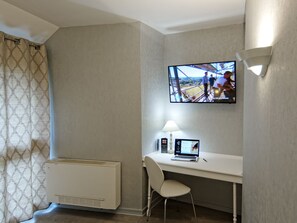 Standard Double Room, 1 Double Bed, Private Bathroom, Garden View | 1 bedroom, premium bedding, in-room safe, desk - Hotel Le Chantereigne (Sainte-Savine)