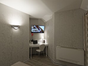 Standard Triple Room, 1 Bedroom, Private Bathroom, Garden View